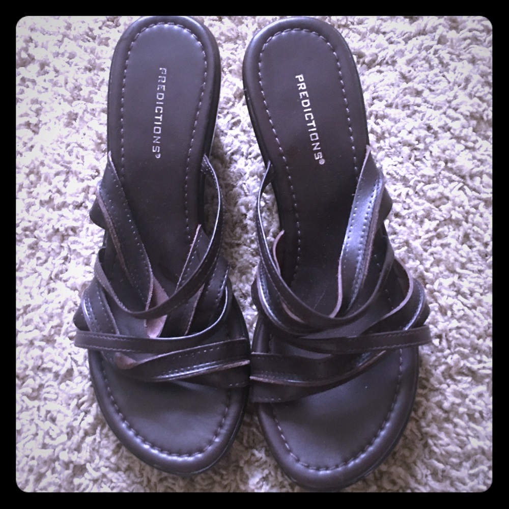 Wedge/clog Sandals. A comfy heel.